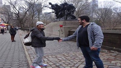 بالصور.. الشباب المسلمون يوزعون الورود على مواطني نيويورك 