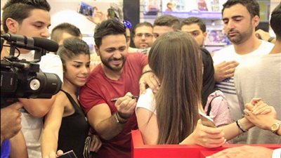 بين القبلات والأحضان.. القصة الكاملة عن 