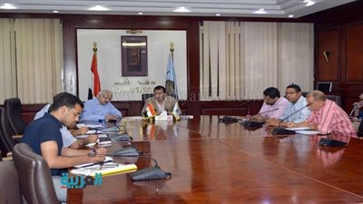 محافظ الأقصر يوزع 10 سيارات كسح على مراكز المحافظة