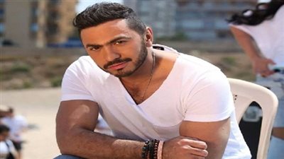 تامر حسني يحتفل مع جمهوره بنجاح 