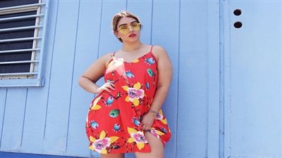 بالصور.. عارضة أزياء تكسر قواعد السمنة بملابس مثيرة