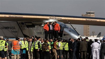  أول طائرة صديقة للبيئة تحلق بسماء الأهرامات.. 