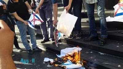 بالصور.. حرق العلم الإسرائيلي على سلالم الصحفيين