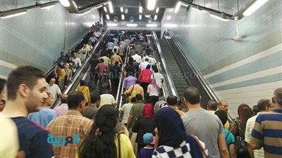 بالصور.. تعطل السلم الكهربي بـ