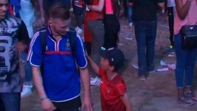 بالفيديو.. مواساة الطفل البرتغالي للمشجع الفرنسي يشعل الفيس بوك