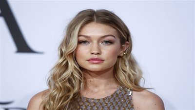 جيجي حديد تنافس عارضات الأزياء بتقاليع جديدة في الحواجب