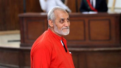  بديع يؤم المتهمين في أحداث العدوة بصلاة الظهر داخل القفص 