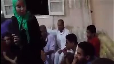 بالفيديو.. علقة ساخنة من فتاة لثلاث شباب شهروا بسمعتها في كفر الشيخ