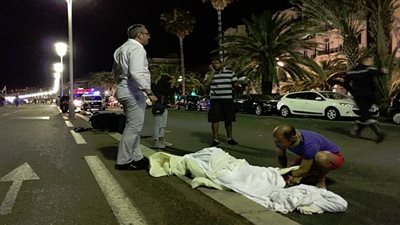 بالفيديو.. مصرع العشرات بعد اقتحام شاحنة في نيس الفرنسية