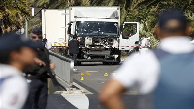 الخوف والموت يحاصران باريس.. 84 قتيلًا حصيلة هجمات 