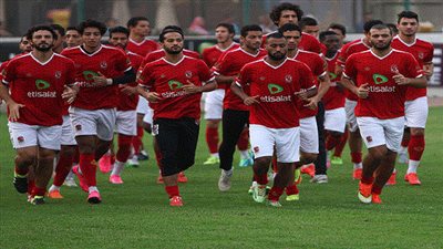 الأهلي بزيه التقليدي والوداد بالأبيض في مباراة السبت