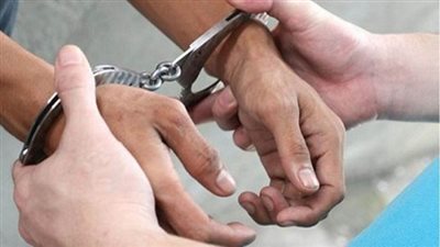 مباحث مصر القديمة تضبط شخصًا يجمع سلعًا غذائية منتهية الصلاحية