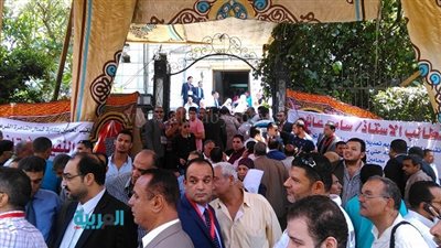 المحامون يهتفون 