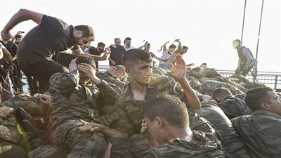أعداد المعتقلين في محاولة الانقلاب التركي تجاوز 2400 شخص