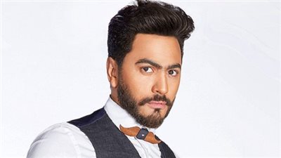 بالفيديو.. الجمهور يحاصر تامر حسني في 