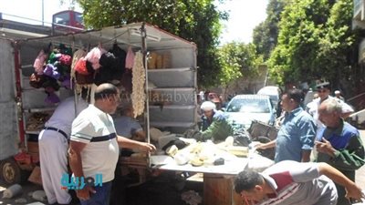 بالصور.. إزالة إشغالات الباعة الجائلين بشوارع الموسكي