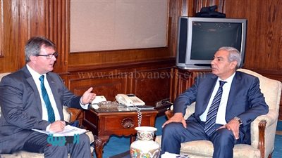 وزير الصناعة يبحث مع المبعوث التجاري البريطاني سبل التعاون