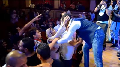 بالفيديو.. البودي جارد يخلص محمد رمضان من فتاة تحتضنه