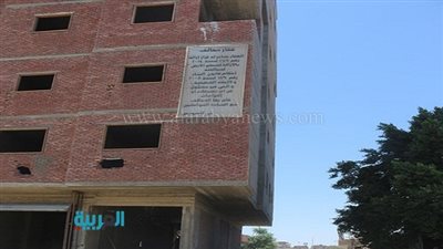 بالصور.. بدء أعمال إزالة العقار المخالف بمنطقة الفرز في السويس