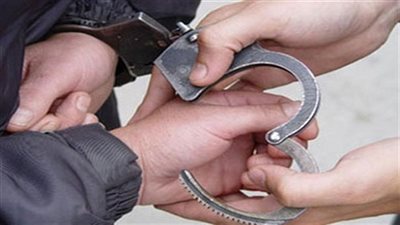 ضبط 3 أشخاص بحوزتهم 8 قطع أسلحة نارية بالعامرية