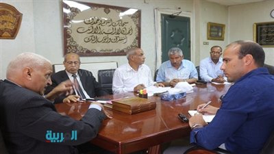 محافظ السويس يبحث سبل الاستفادة من تدوير القمامة