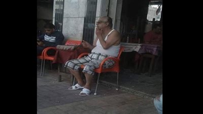  أحمد راتب يرتدي الملابس الداخلية على القهوة