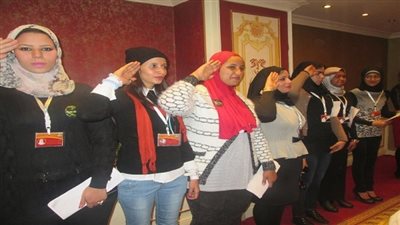 حملات تطالب بإلحاق الفتيات في صفوف القوات المسلحة.. وخبراء: مشاركتها في الجيش يجعلها أكثر اتزانًا.. وأستاذ علم اجتماع يتسائل: 