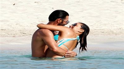 بالصور.. أحضان وقبلات بين إيفا لونغوريا وزوجها على شواطئ إسبانيا