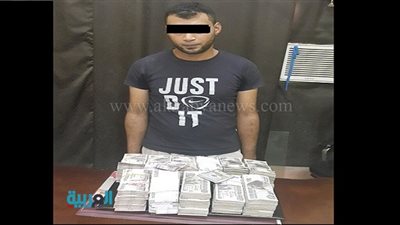 ضبط مندوب مبيعات يتاجر بالعملة في المنيا