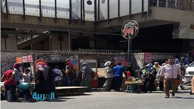 بالصور.. الباعة الجائلون يسيطرون على محطات مترو الأنفاق.. الزحام والحركة سبب تمسك 