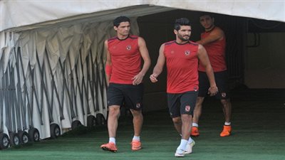 تدريبات خفيفة للاعبي الأهلي في حديقة فندق إقامة البعثة بالمغرب