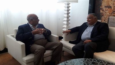 السفير المصري يحرص على حضور مران الفريق الأحمر