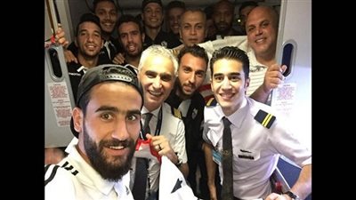 بالصور.. طاقم الطائرة يلتقط صورًا تذكارية مع لاعبي الزمالك