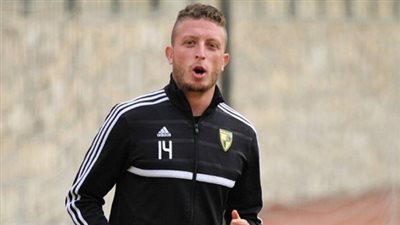 إسلام عادل يوقع لـ