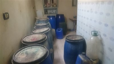 ضبط صاحب شركة لاتجاره في منظفات صناعية فاسدة بكرداسة 