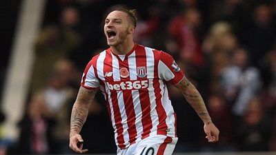 نجم ستوك سيتي يقترب من إيفرتون