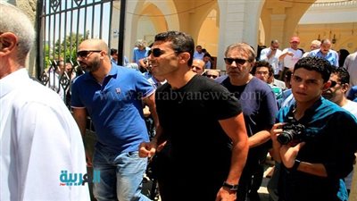 ننشر صورًا جديدة من جنازة المخرج محمد خان