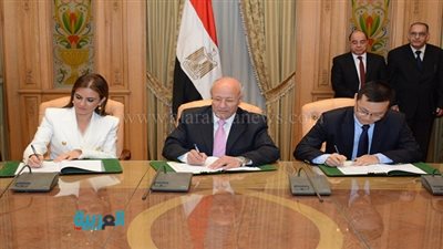 وزارة الإنتاج الحربي توقع مذكرة تفاهم لتصنيع الألواح الشمسية من الرمال