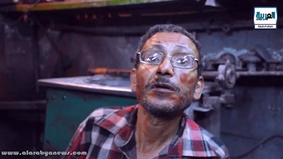 بالفيديو.. صناعة عدسات النظارات الطبية مهنة مهددة بالإنقراض