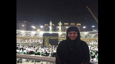 نشوى مصطفى تواصل أداء مناسك العمرة 