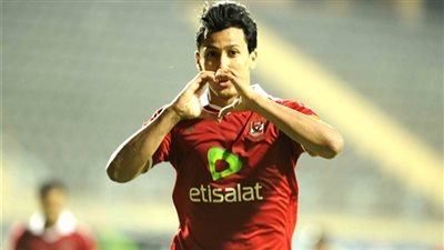 عمرو جمال يطمئن على لاعب الوداد بعد إصابته