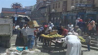 بالصور.. رفع الإشغالات من أمام محطة مترو عزبة النخل