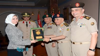 بالصور.. وزير الدفاع يشهد المعرض العلمي لـ