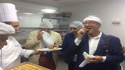 بالصور.. وفد العموم البريطاني يختبر الفلافل والبسبوسة في شرم الشيخ 