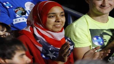 صورة فتاة ترتدي حجاب العلم الأمريكي تشعل مواقع التواصل