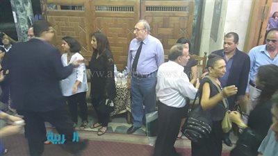 نجلة محمد خان تتلقى عزاء والدها