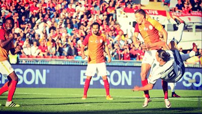 بالفيديو.. المان يونايتد يمطر شباك جالطة سراي بـ