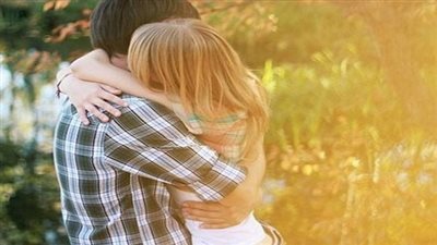 بالصور.. الدلالة العاطفية للغة العناق بين الزوجين