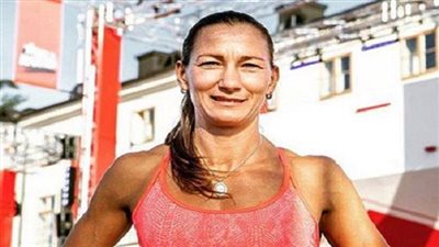 شاهد.. شرطية تلقي القبض على لص بـ