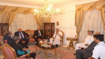  بالصور.. محافظ السويس يزور نائب سابق في منزله للاطمئنان على صحته